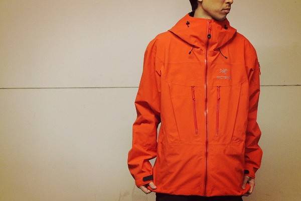 ARC'TERYX オレンジ フード付きジャケット リブ付き Arc'teryx Alpha SV ジャケット | オレンジ | FARFETCH JP
