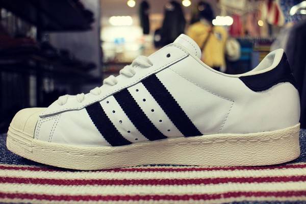 最 先 端 ブーストを搭載したadidas アディダスのスーパースター 17 06 27発行