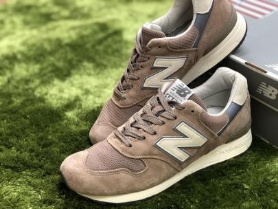 「スニーカーのNEW BALANCE 」