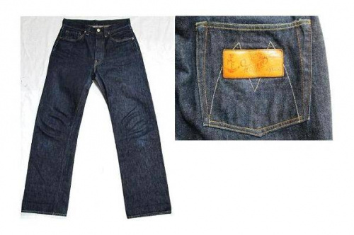 ボトムスのデニムパンツ