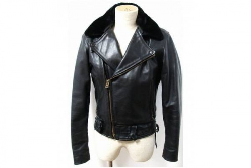 トップスのレザージャケット