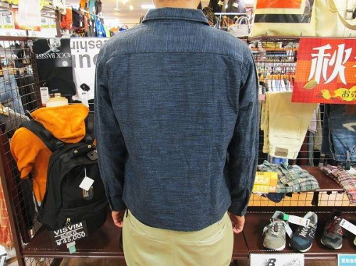 トップスの長袖シャツ