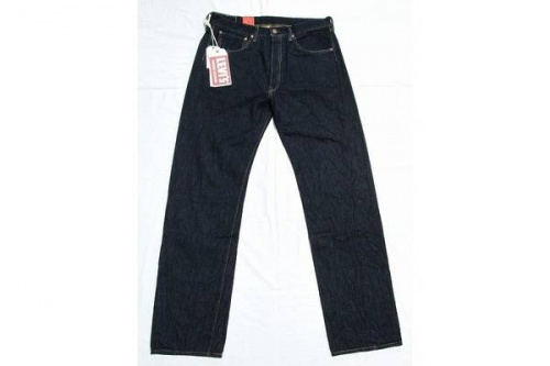 ボトムスのデニムパンツ