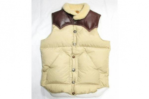 トップスのダウンベスト