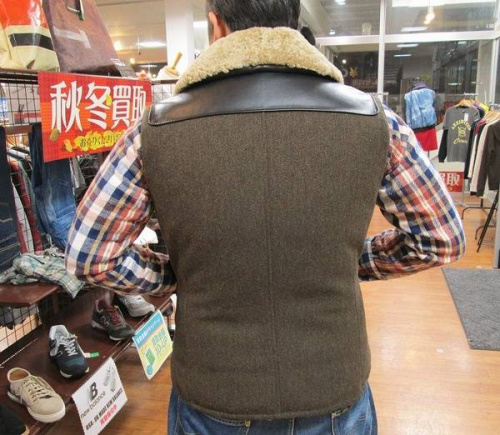 ダウンベストのレザー