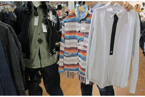 メンズのシャツ