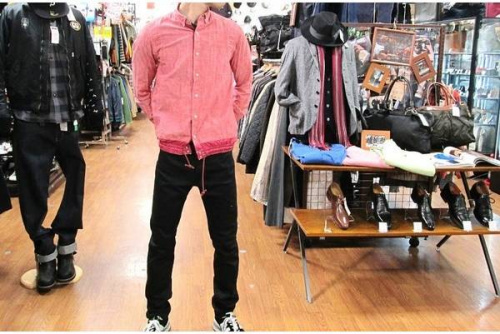 トップスの長袖シャツ