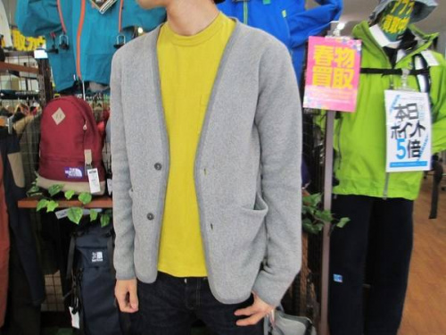 トップスのカーディガン