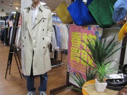 トップスのトレンチコート