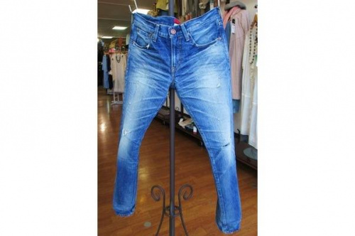 デニムパンツのRED CARD