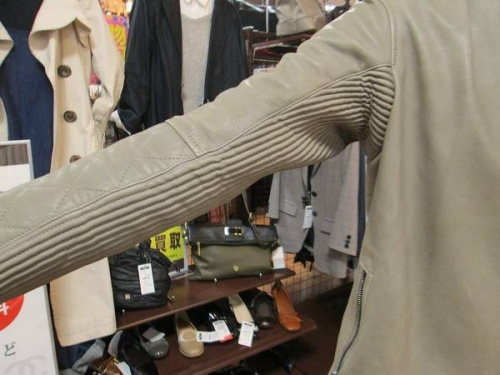 レザージャケットのグレージュ