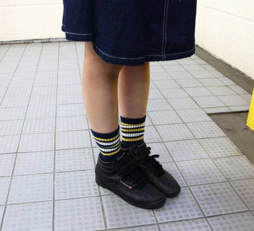 スニーカーのスタッズ