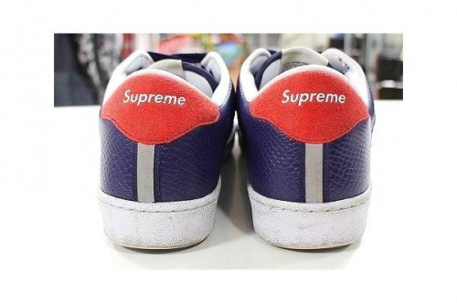 スニーカーのシュプリーム