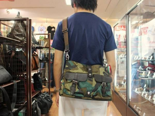 ショルダーバックの迷彩