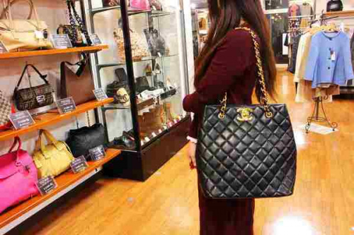 シャネルのチェーンバッグ