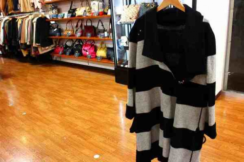 カーディガンのワンピース