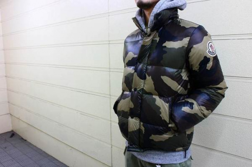 モンクレールのカモフラ
