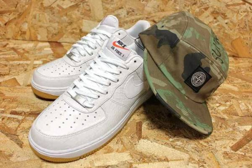 シュプリームのストーンアイランド