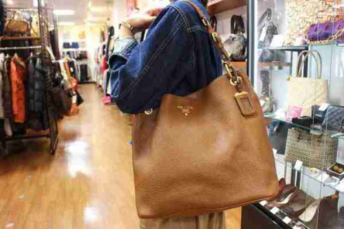 プラダのレザー