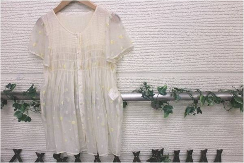 ネセセアのブラウス