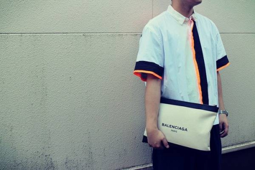 バレンシアガのクラッチバッグ