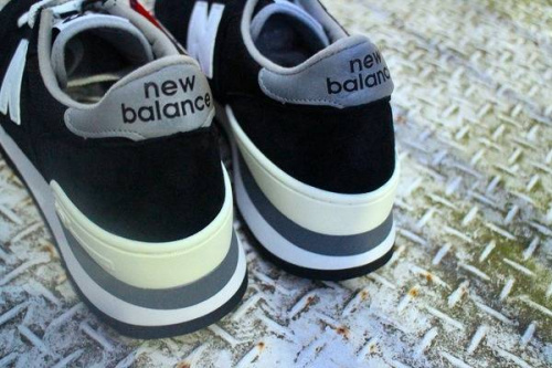 M990BLKのスニーカー