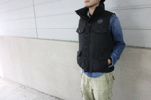 カナダグースのダウンベスト