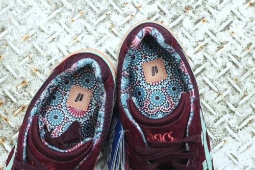 スニーカーのアシックス