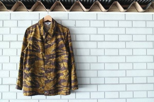 コーチジャケットのTIGER BLEED STAND FALL