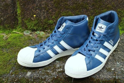 adidasのネイバーフッド