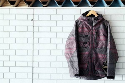 ホワイトマウンテニアリングのALCES JAKET