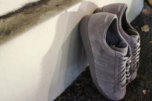 スニーカーのアディダス