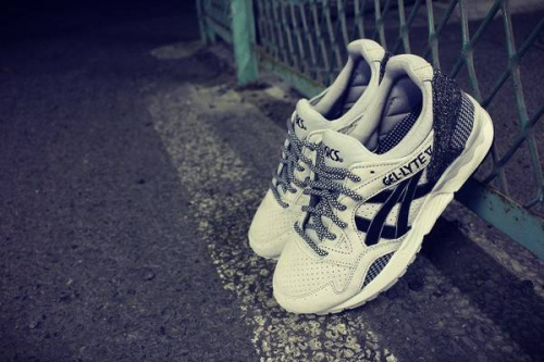 アシックスのエミ