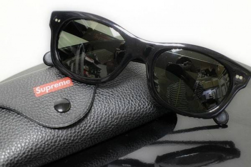 サングラスのSUPREME