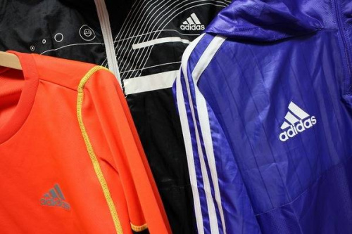 アディダスの洋服