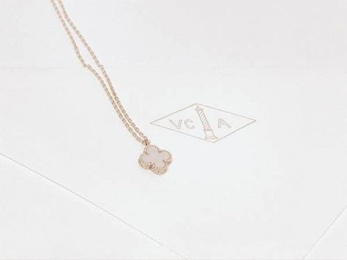 洋服のジュエリー