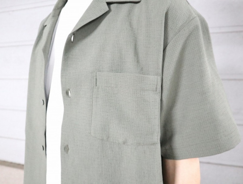 オープンカラーシャツのアウトドア