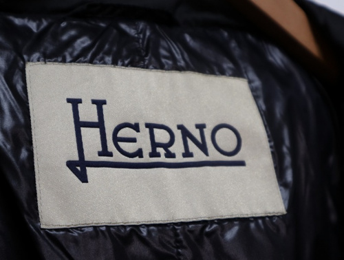 キャリアファッションのHERNO