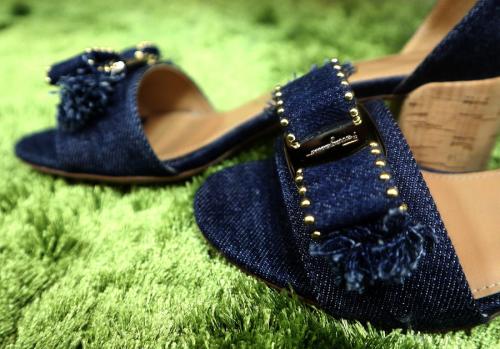 ガンチーニ総柄ストールのデニムサンダル