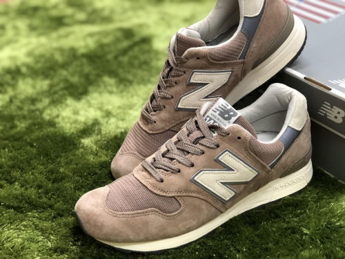 スニーカーのNEW BALANCE