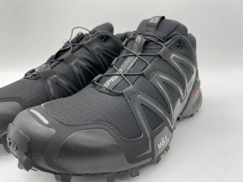 スニーカーのSALOMON