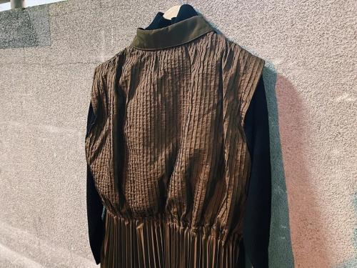 コースタイルのバックプリーツドッキングワンピース