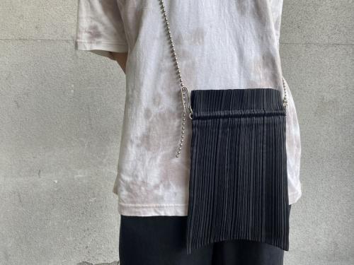 プリーツプリーズのボールチェーンプリーツショルダーバッグ