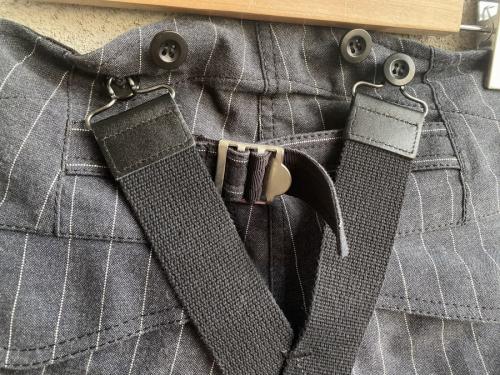 サカイ ラックのサスペンダー付ストライプパンツ