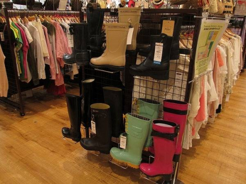 レインブーツのケイトスペード