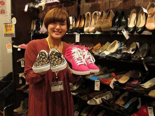 スニーカーのカットソー