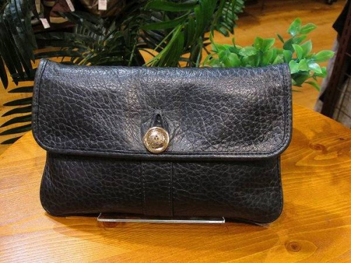 クラッチバッグのエンボスレザー