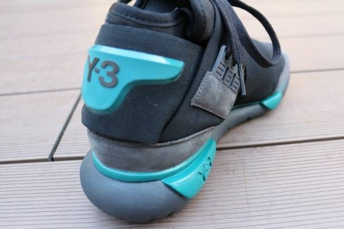 アディダスのスニーカー