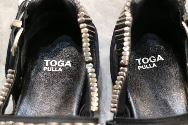 TOGA PULLA/トーガ・プルラのメタルスニーカーサンダル 