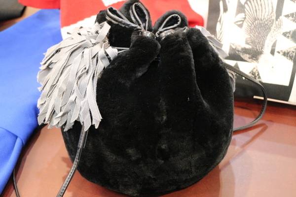 LUDLOWラドロー　リアルムートンバッグ　リボンタッセル　黒×黒 LUDLOWラドロー リアルムートンバッグ リボンタッセル 黒×黒